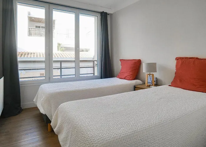 Renove Idealement Situe Dans Le Centre Pieton Des Sables D'olonne